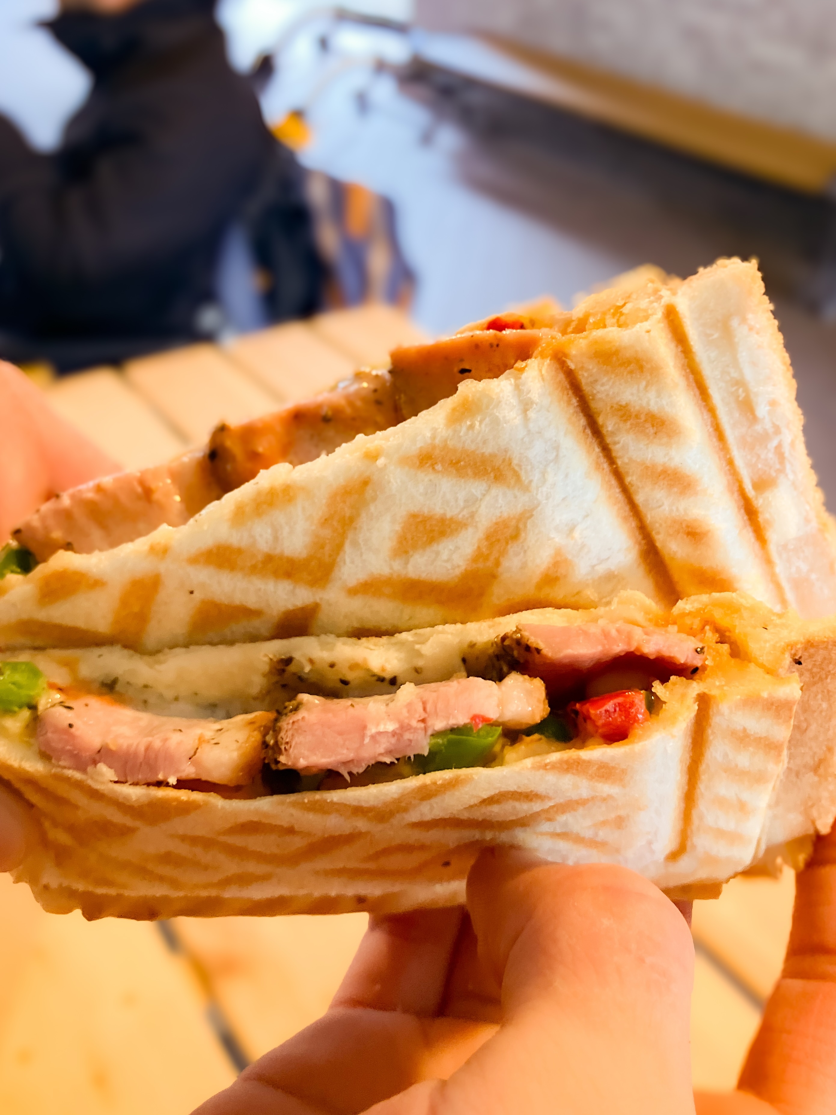 <ruby>燻製鴨肉<rt>くんせいかもにく</rt></ruby>ホットサンド